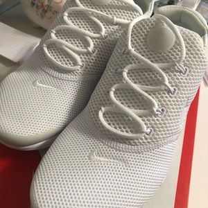 White Nike Prestos